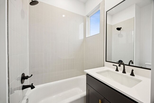 Building Photo - 2121 A Hoskins Dr