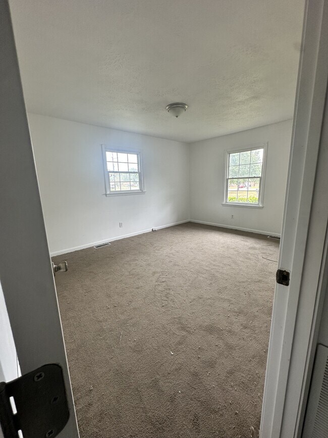 Building Photo - 802 Oak Hurst Dr