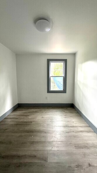 Building Photo - 655 S 11th St