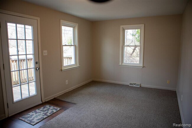 Building Photo - 604 Trombley Rd