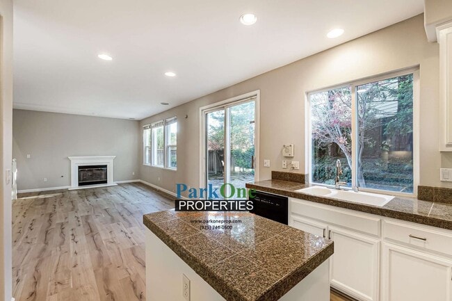 Building Photo - Nicely Updated 3/3 In San Ramon!