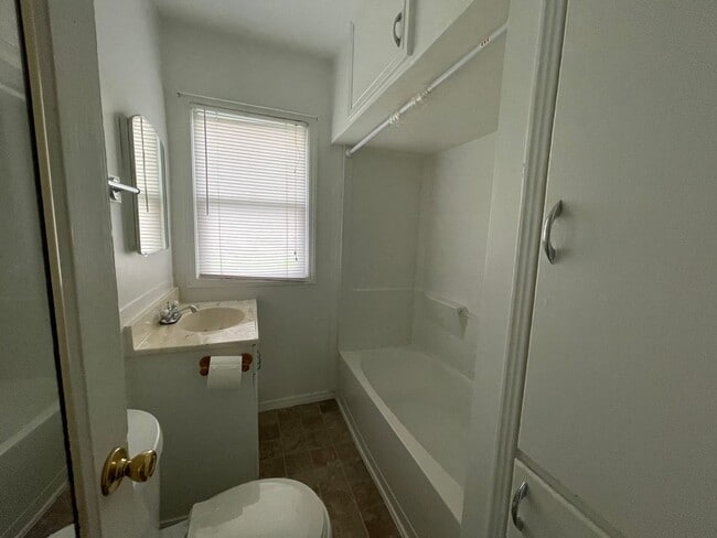Building Photo - 2 Bedroom House with Large Yard