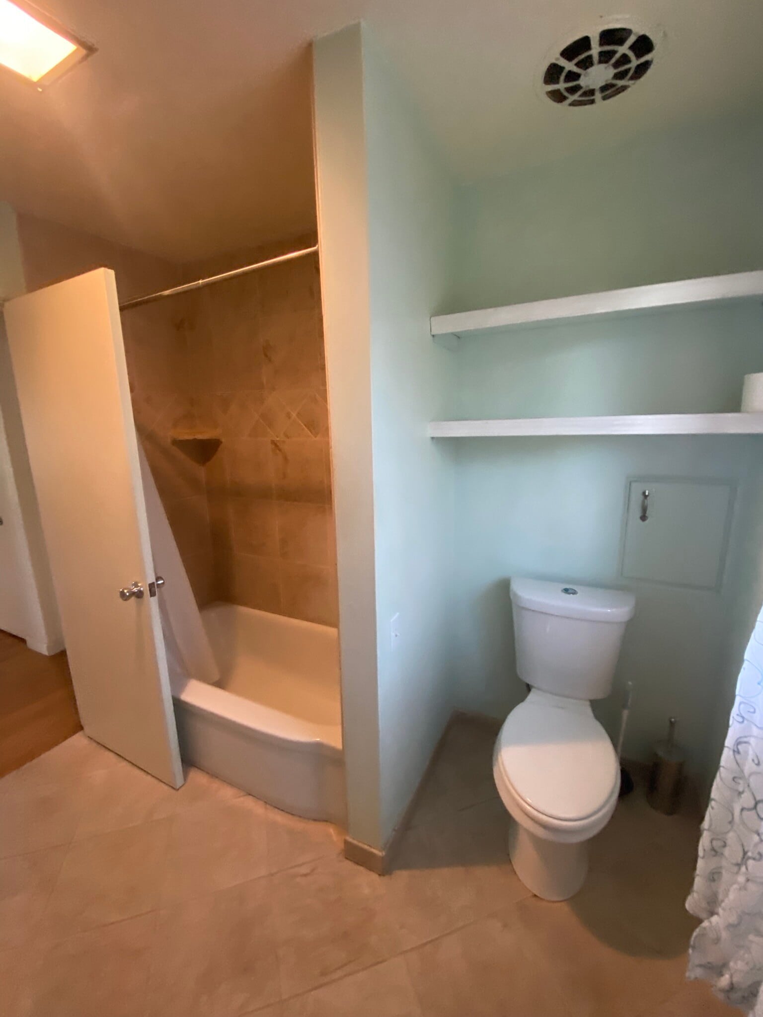 Full Bath - 2575 Sheridan Ave