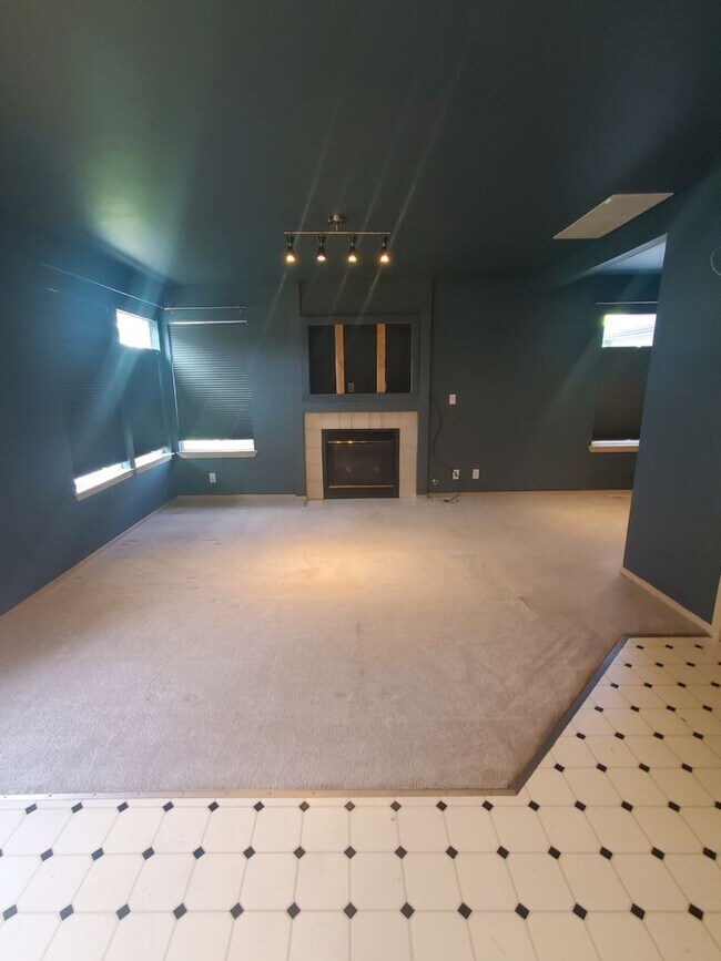 Building Photo - Bright 4BD/2.5BTH Lynnwood Home with Vault...
