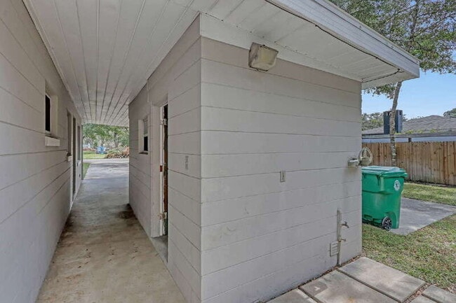 Building Photo - 184 S 5th St