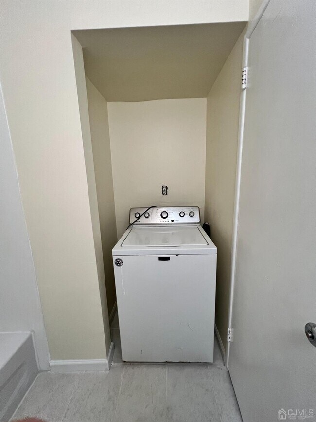 Building Photo - 6 Poe Ct