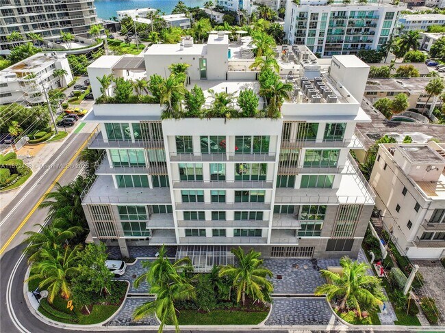 Building Photo - 10281 W Bay Harbor Dr