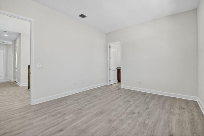 Building Photo - 15120 Wildwood Cir