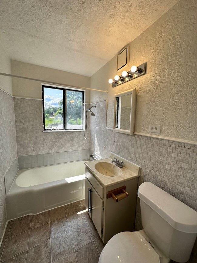 Building Photo - Awesome ranch style home 2bed+2offices 2ba...