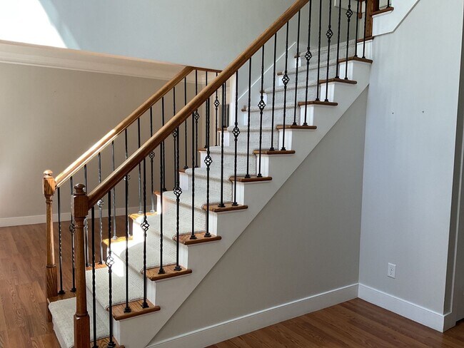 Building Photo - 4 Bedroom 2.5 Bathroom located in Old Mill...