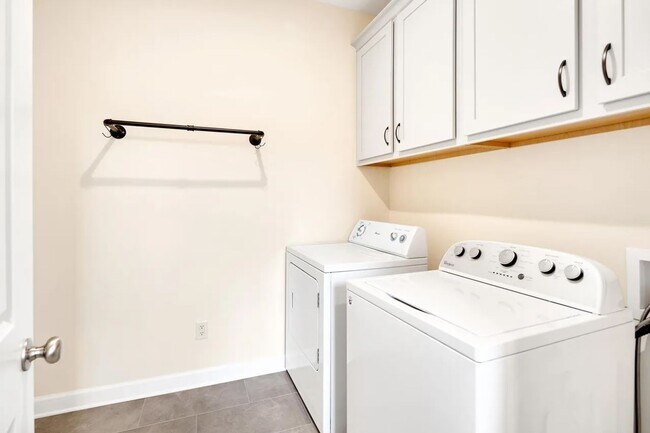 Building Photo - Custom Bartlett Home on Corner Lot with Mo...