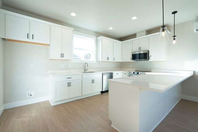 Building Photo - 2 Weeks Free W Approved Application by 08/...