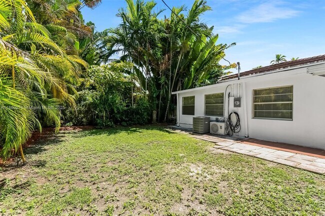 Building Photo - 1107 El Rado St