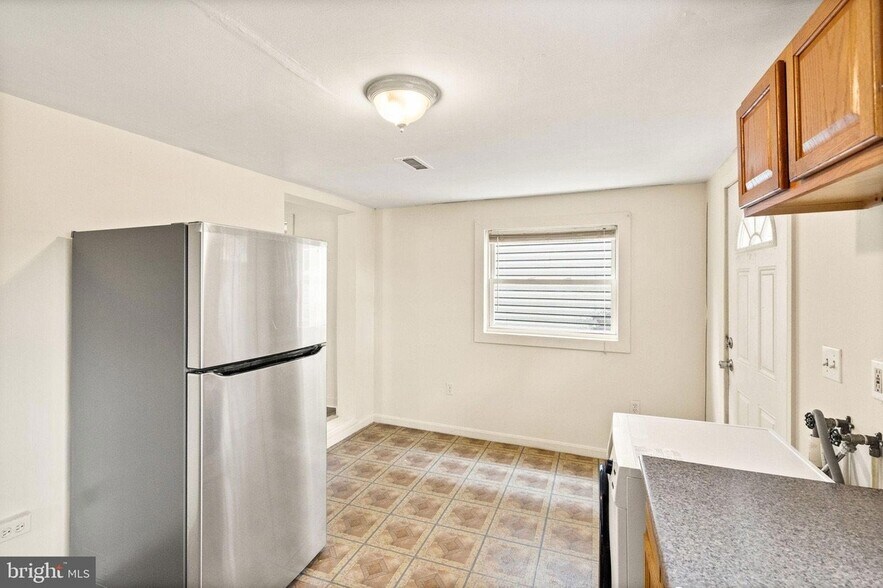 Building Photo - 439 West Ln