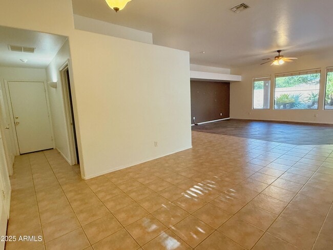 Building Photo - 2729 S Sorrelle