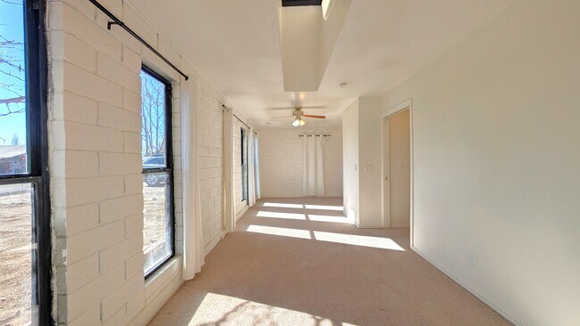 Building Photo - 1514 N Elaine Way