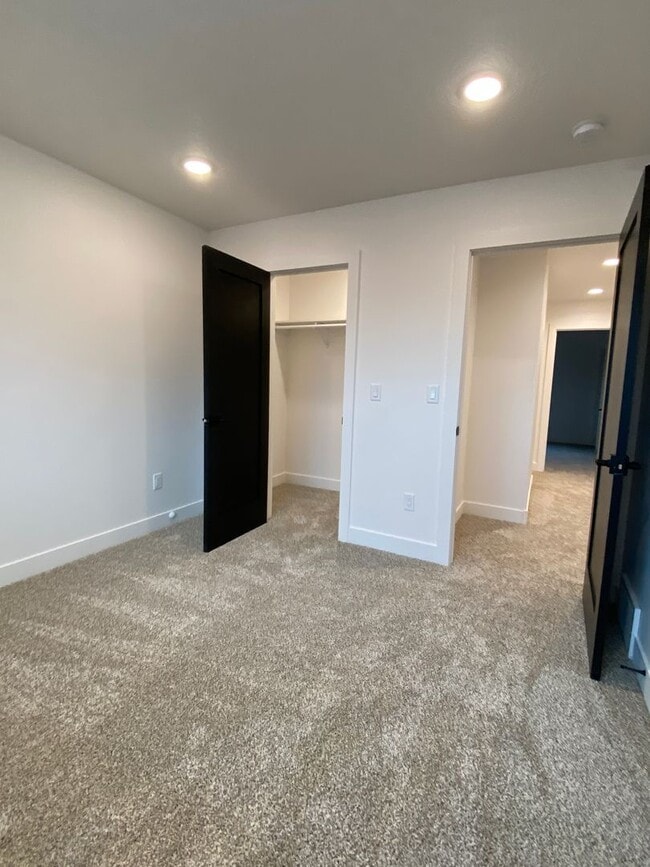 Building Photo - New Townhome Driggs!  3 bedroom / 2.5 bath with garage!