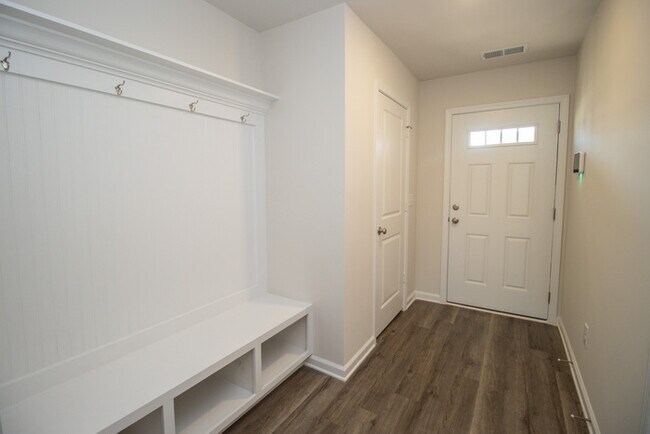 Building Photo - 410 Middlebury Ln