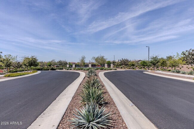 Building Photo - 9115 W Glenrosa Ave