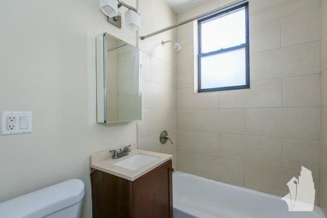Building Photo - 1 bedroom in Chicago IL 60640