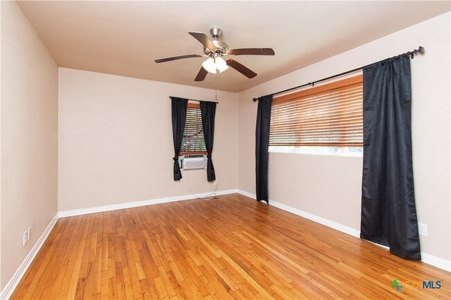 Building Photo - 2116 W Avenue D