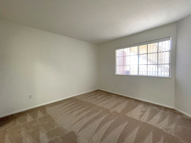 Building Photo - Updated Lower Level Condo in gated Vista W...