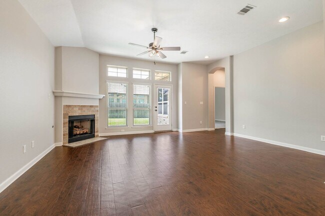 Building Photo - Available for June Move in! Charming 3/2 in Castlegate 2!