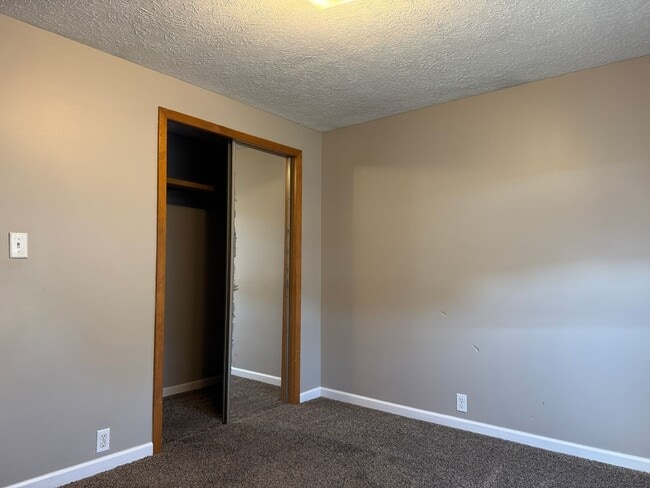 Building Photo - Bright and spacious split-entry home with ...