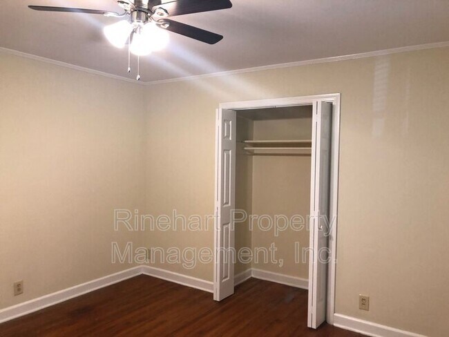 Building Photo - 2704 Ridgewood Ln