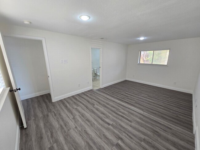 Building Photo - Updated, Energy Efficient 4 Bedroom 2 Bath Home in Golf Course Community