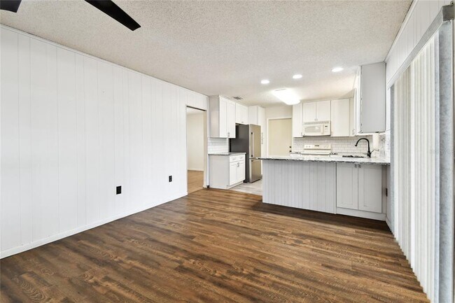 Building Photo - 1102 Shadowbrook Dr N