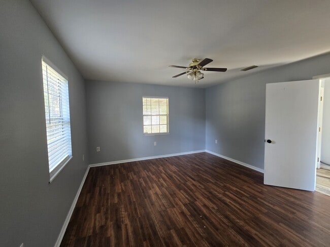 Building Photo - 105 Doris St