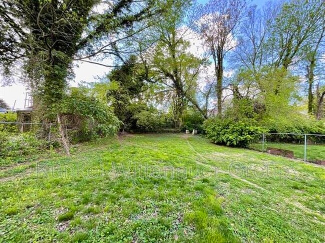 Building Photo - 614 W Monroe St