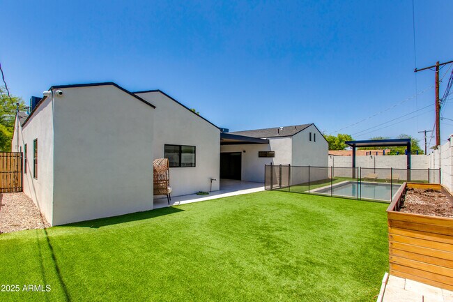 Building Photo - 4246 E Mulberry Dr