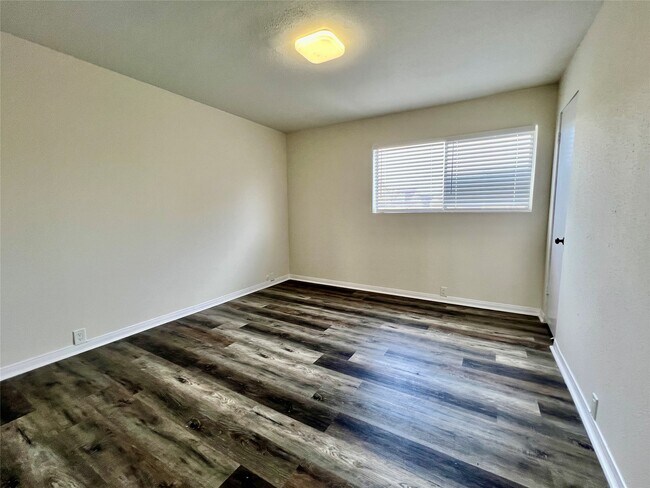 Building Photo - 2101 Fountain View Dr