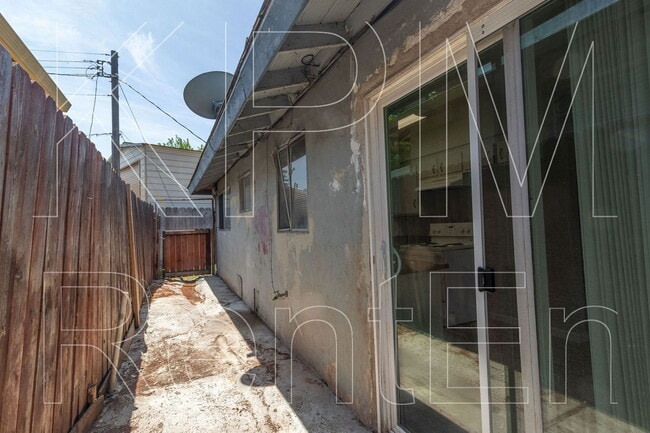 Building Photo - 206 Goya Dr
