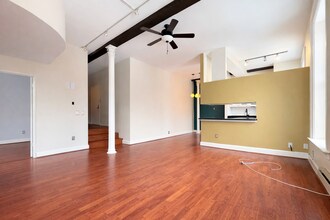 Building Photo - Pet Friendly 1 Bedroom Plus Den For Rent - Near Betty's, Close to Downtown!
