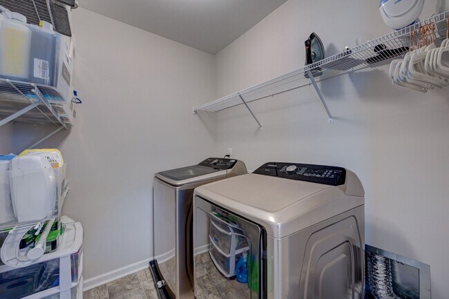 Building Photo - Luxurious 3 bedrooms 2.5 bath home in Nort...