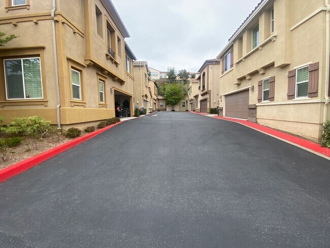 Building Photo - 4 Bedroom Town Home in Willow Heights Diam...