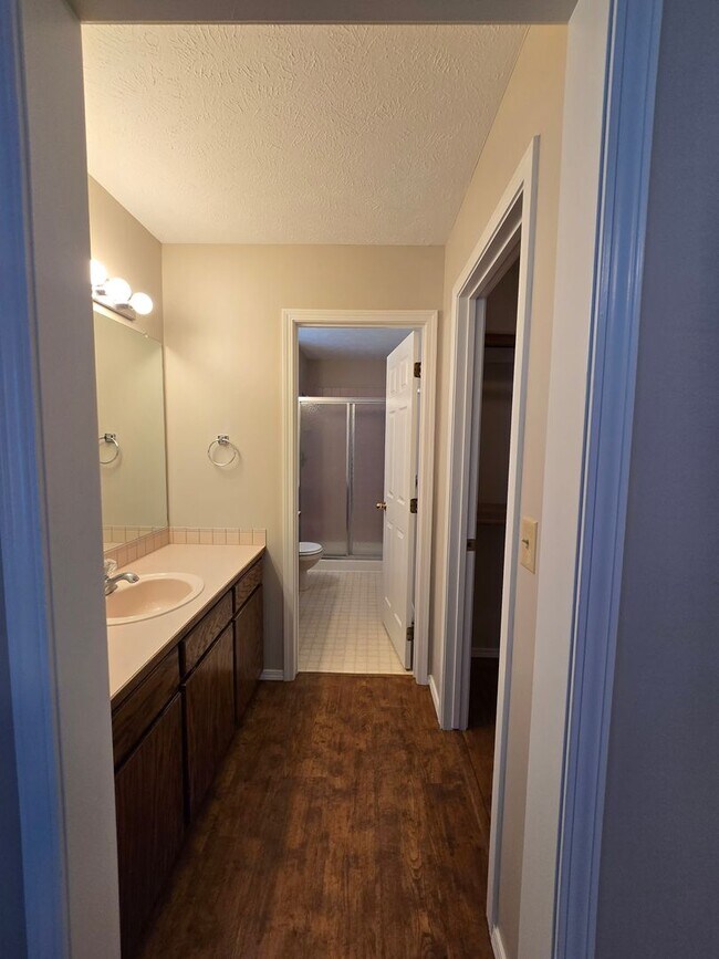 Building Photo - Cute home in the Great Brentwood Forest Ne...