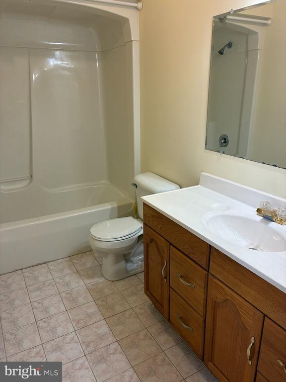 Building Photo - 16 Catalpa Ct