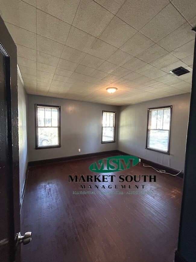 Building Photo - EASTSIDE BUNGALOW ON WALDBURG!