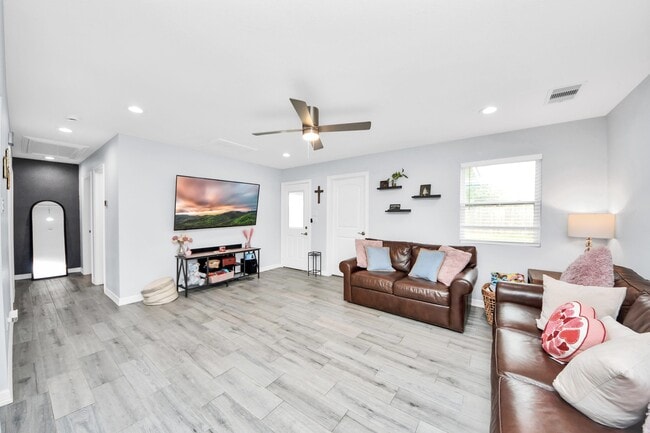 Building Photo - 834 Ellington St