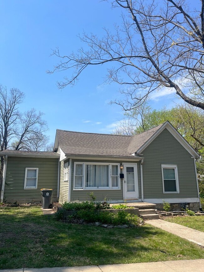 Building Photo - 1003 N Woodburn Ave