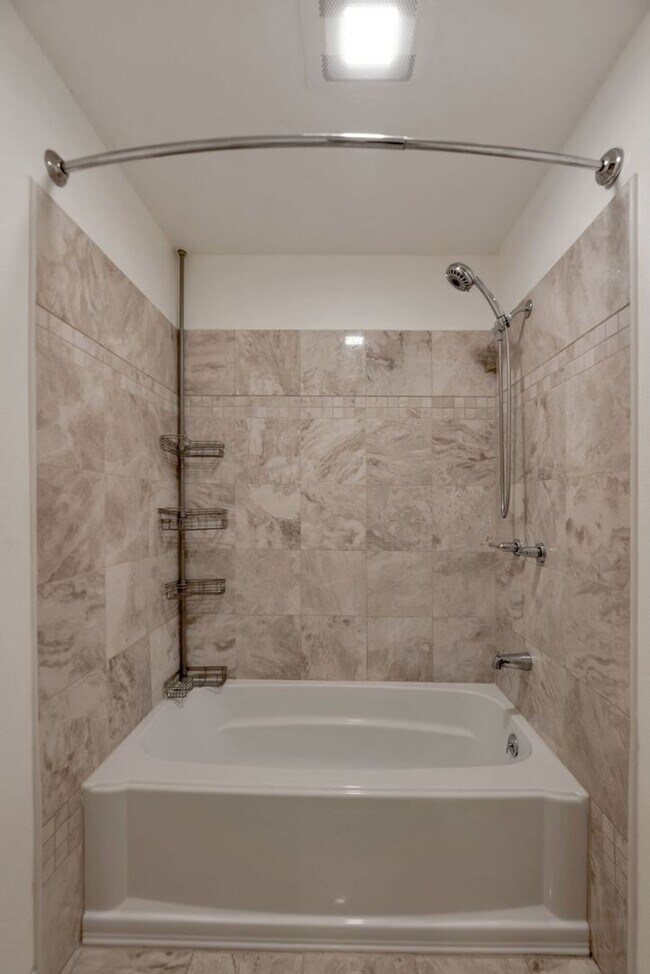 Building Photo - Great 1bed 1bath Location in Kirkland! Parking and W/S/G included in rent