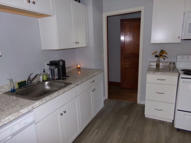 Building Photo - Charming Three Bedroom Home- Newly remodled Kitchen