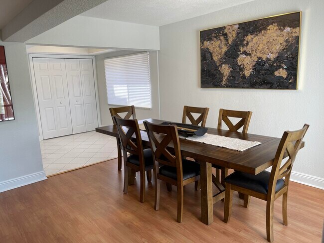 Building Photo - 1660 12 Oaks Way
