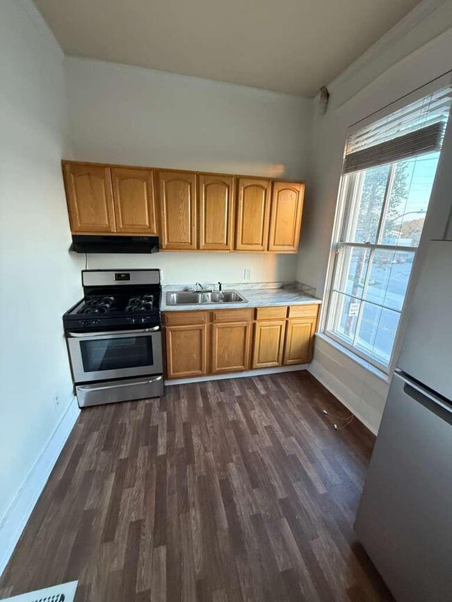 Building Photo - 932 E Market St