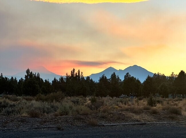 Building Photo - Amazing sunsets just minutes from Bend/Sisters