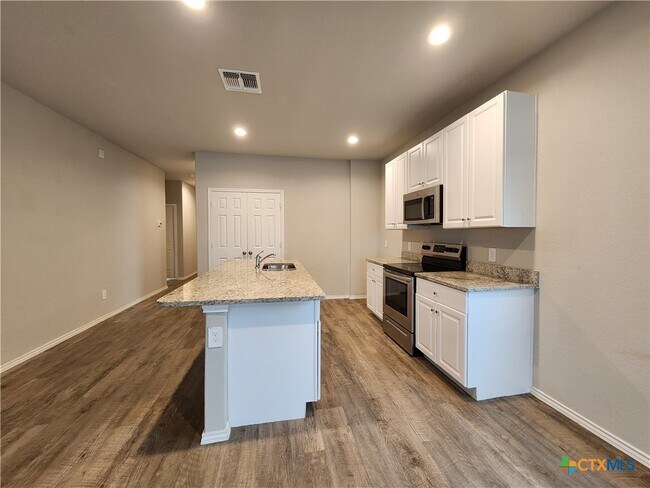 Building Photo - 621 Jennifer Cv